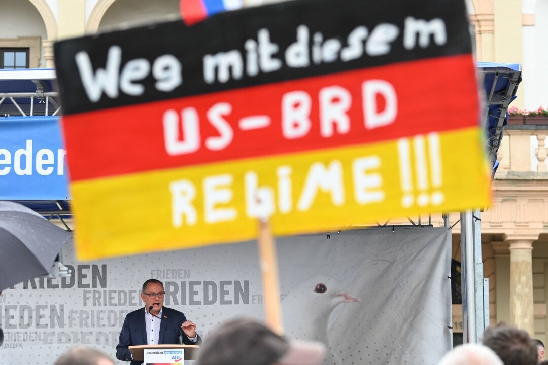 Antiamerikanismus bei AfD-Wählern besonders stark ausgeprägt - Ein antiamerikanisches Plakat auf einer AfD-Kundgebung mit Bundessprecher Tino Chrupalla in Magdeburg (Archivbild).