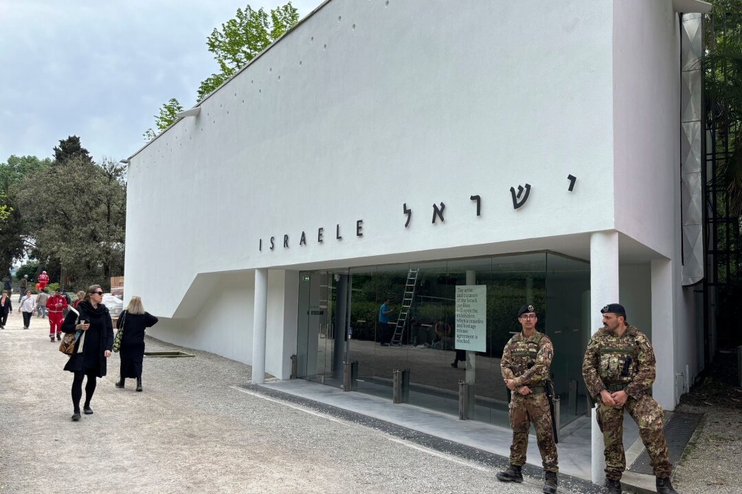 Aus Protest: Israel-Pavillon bei Kunstbiennale öffnet nicht - Italienische Soldaten am israelischen Nationalpavillon auf der Biennale für zeitgenössische Kunst in Venedig.