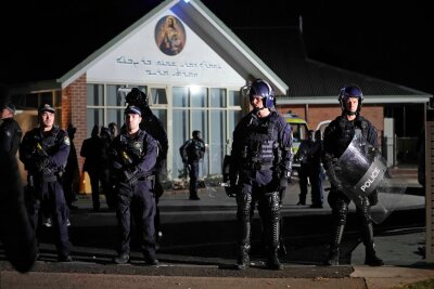 Ausschreitungen nach Terrorangriff auf Bischof in Sydney - Vor einer orthodoxen assyrischen Kirche in Sydney spielten sich chaotische Szenen ab.
