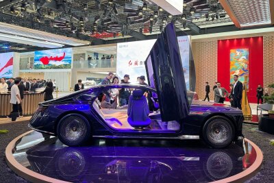 Auto China 2024: Diese 7 Peking-Premieren sollten Sie kennen - Das "Batmobil" der Staatsmarke Hongqi ist über sechs Meter lang, mit riesigen Flügeltüren ausgestattet und innen mit elektrischen Drehsesseln ausgestattet.