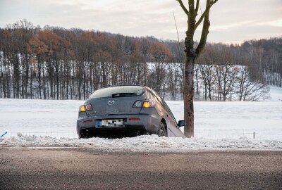 Auto gerät auf Schneewehe ins Schleudern: Kollision mit Baum auf Bundesstraße in Sachsen - Durch eine Schneewehe geriet das Fahrzeug ins Schleudern. Foto: xcitepress