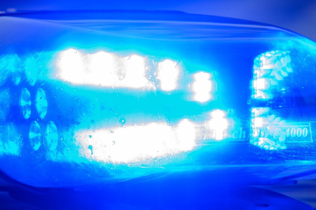 Auto und Linienbus stoßen zusammen: Zwei Verletzte - Blaulicht leuchtet auf einem Fahrzeug der Landespolizei.