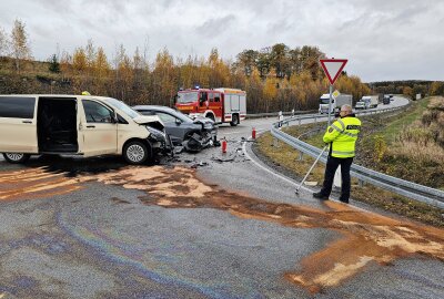 Autobahnzubringer Schneeberg-Zwickau: Zwei Verletzte nach Unfall zwischen PKW und Taxi - Auf der S282N kam es Montag zu einem Unfall zwischen einem PKW und einem Taxi. Foto: Mike Müller