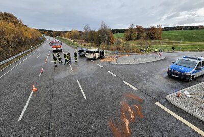 Autobahnzubringer Schneeberg-Zwickau: Zwei Verletzte nach Unfall zwischen PKW und Taxi - Auf der S282N kam es Montag zu einem Unfall zwischen einem PKW und einem Taxi. Foto: Mike Müller