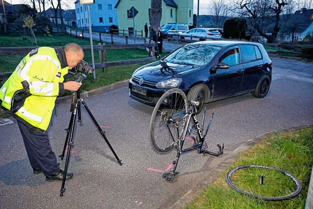 Autofahrer crashed in einen Radfahrer - Leubsdorf: VW biegt ab und reißt einen Radfahrer mit. Foto: Harry Haertel 