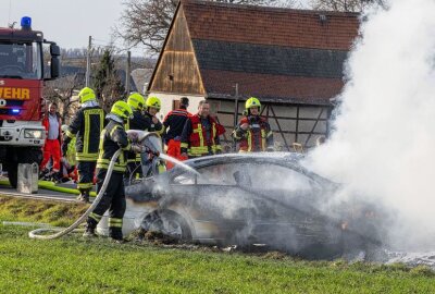 Autos gehen in Flammen auf: Schwerer Verkehrsunfall in Glauchau - Schwerer Unfall in Glauchau. Foto: Andreas Kretschel
