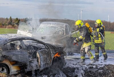 Autos gehen in Flammen auf: Schwerer Verkehrsunfall in Glauchau - Schwerer Unfall in Glauchau. Foto: Andreas Kretschel
