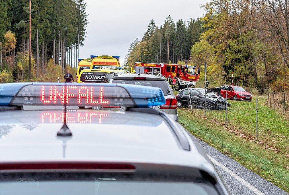 Autounfall mit einer Verletzten in Königsfeld: B7 gesperrt - 47-Jährige überschlägt sich mit ihrem PKW und kommt ins Krankenhaus. Symbolbild. Foto: David Rötzschke/Archiv