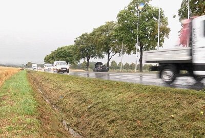 Autowrack bei Zwickau nervt Anwohner seit Monaten: Warum kümmert sich niemand? - Wer kümmert sich um das abgestellte Fahrzeug? Foto: xcitepress