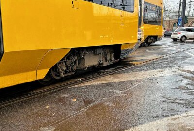 Autsch! Zwei nagelneue Straßenbahnen kollidieren an Bahnhof in sächsischer Großstadt miteinander - Zwei Straßenbahnen kollidieren in Dresden miteinander. Foto: xcitepress