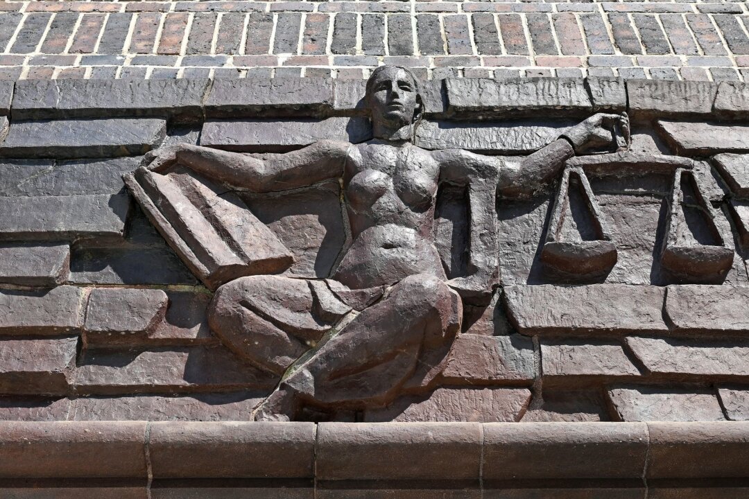 Axtangriff auf Trainer: Mann wegen Totschlags verurteilt - Blick auf die Justitia über dem Eingang eines Landgerichts.
