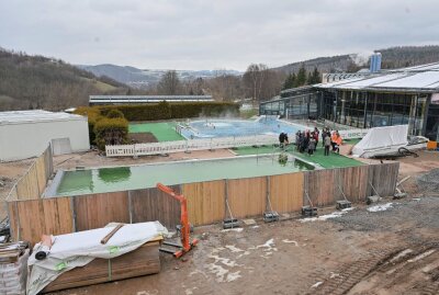 Baustellenführung im Gesundheitsbad "Actinon" in Bad Schlema - Das neue Schwimmerbecken im Außenbereich ist zur Probe bereits mit Wasser gefüllt. Foto: Ralf Wendland