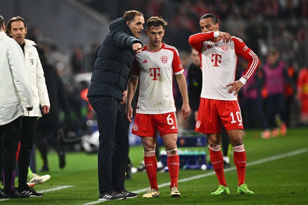 Bayern-Schwächeln: Kimmich beklagt fehlende Rückendeckung - Bayern-Trainer Thomas Tuchel (l) spricht mit Joshua Kimmich (M) und Leroy Sané.