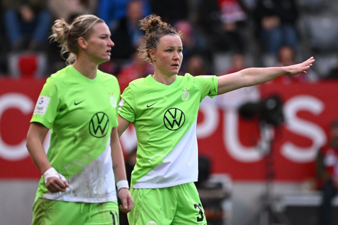 Bayern und Wolfsburg üben Elfmeter - Stroot hat Infekt - Wolfsburgs Alexandra Popp (l) und Marina Hegering freuen sich auf das Finale.