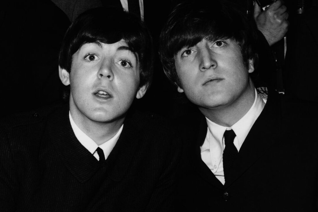 Beatles-Söhne beerben die Väter: Es gibt einen neuen Lennon/McCartney-Song - Paul McCartney (links) und John Lennon waren eines der berühmtesten Songwriter-Duos aller Zeiten. Jetzt haben die Söhne der beiden Beatles-Legenden einen gemeinsamen Song veröffentlicht. 