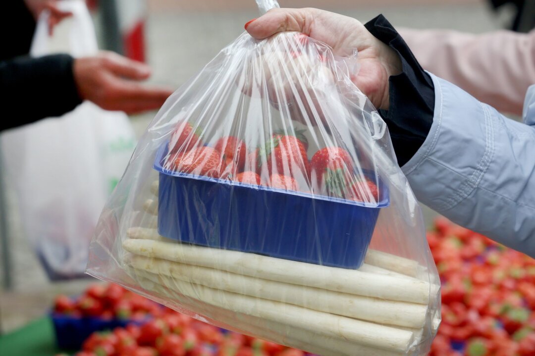 Behörde klärt Spargel-Aprilscherz nach vier Jahren auf - Erdbeeren und Spargel werden gern gemeinsam gekauft.