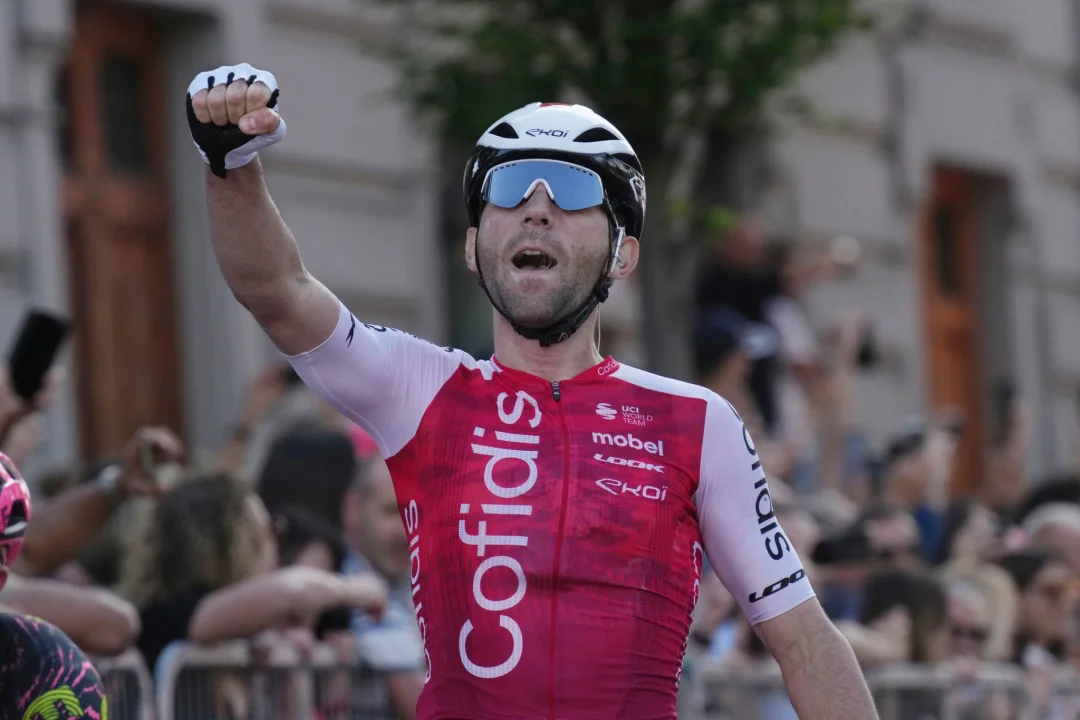Benjamin Thomas gewinnt fünfte Giro-Etappe - Benjamin Thomas jubelt über seinen Sieg bei der fünften Giro-Etappe.