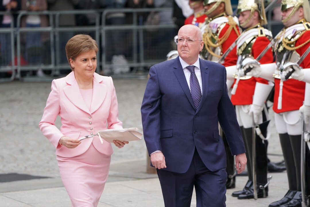 Berichte: Mann schottischer Ex-Regierungschefin angeklagt - Die ehemalige schottische Premierministerin Nicola Sturgeon (l.) und ihr Ehemann Peter Murrell.