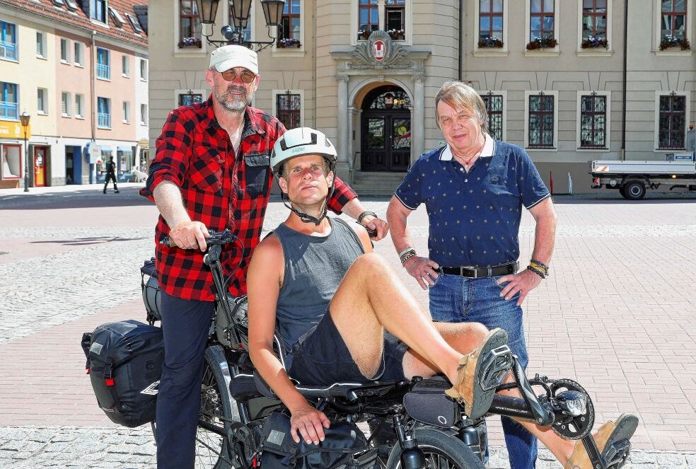 Berliner Tandem-Besatzung macht Extrastopp bei einem "Kollegen" - Sven Marx (links) und Sebastian Fietz machten auf ihrer Radtour bei Harald Lasch eine Pause. Foto: Michel