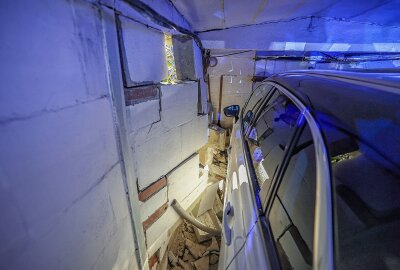 Bernsdorf: Pizzabote kracht in Garage und beschädigt Auto - Ein großes Loch klafft seitdem in der Mauer und der Opel PKW in der Garage wurde beschädigt. Foto: Andreas Kretschel