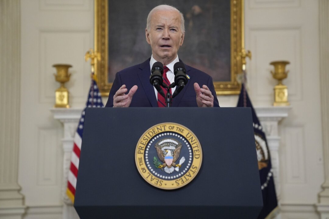 Biden kündigt neues Paket mit Militärhilfe für Ukraine an - US-Präsident Joe Biden spricht vor der Unterzeichnung eines Hilfspakets für die Ukraine, das auch die Unterstützung Israels, Taiwans und anderer Verbündeter umfasst, im State Dining Room des Weißen Hauses.