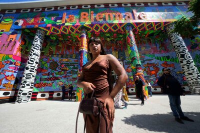 Biennale in Venedig ehrt indigene Künstler - Die brasilianische Künstlerin Manauara Clandestina vor dem Eingang des Hauptpavillons der 60. Biennale.