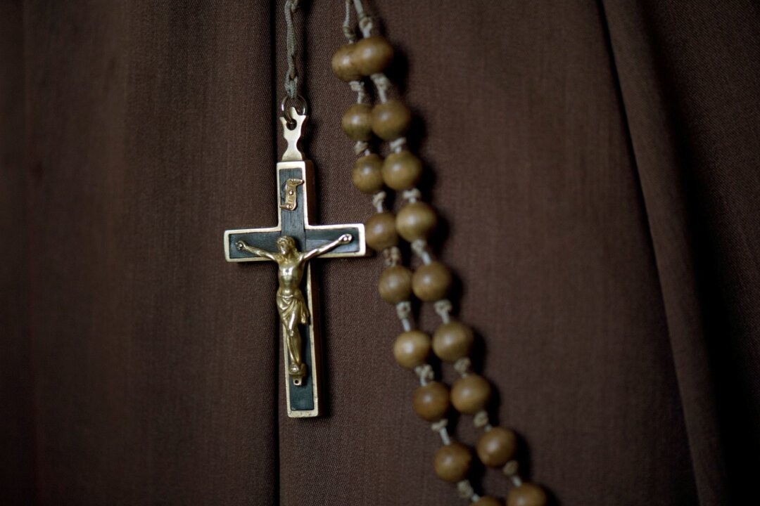 Bistümer im Osten: Betroffene dringen auf Studie - Eine Novizin trägt in einem Kloster ein Kruzifix am Rosenkranz.