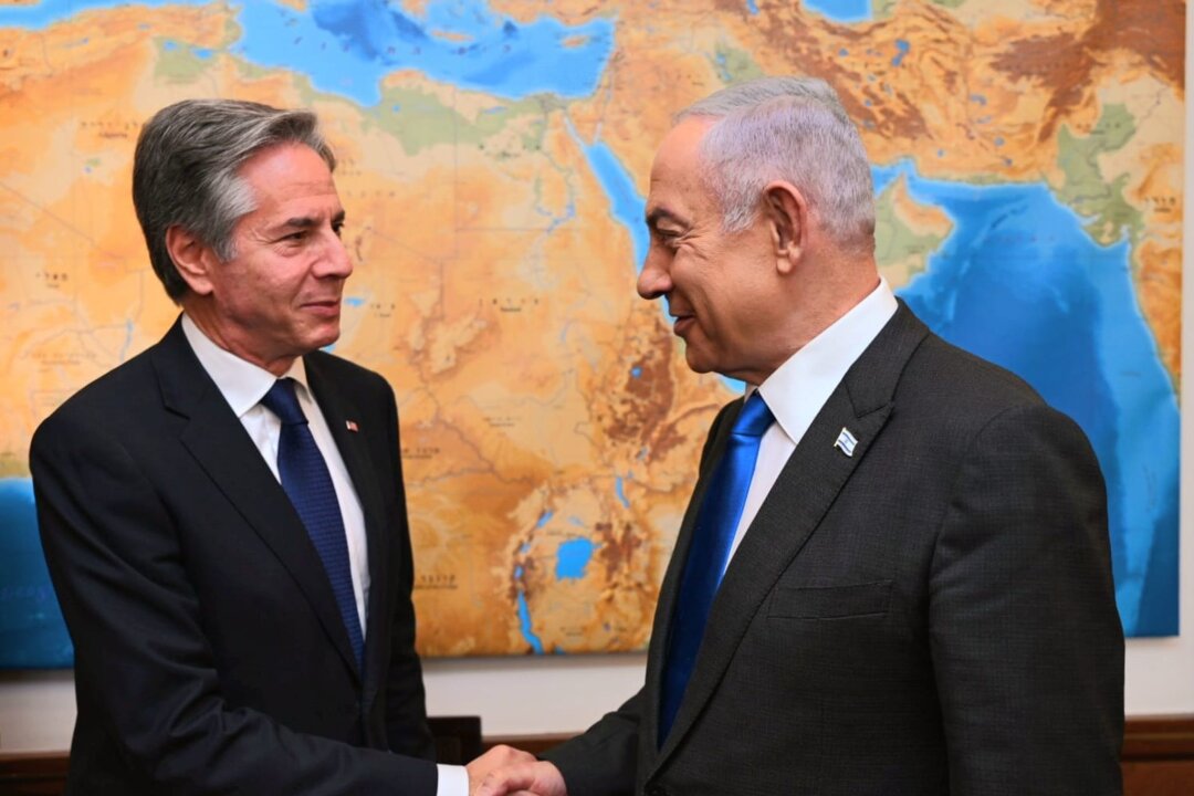 Blinken in Israel: Entschlossen zu Feuerpause im Gaza-Krieg - Ministerpräsident Benjamin Netanjahu empfängt US-Außenminister Antony Blinken (l) in Jerusalem.