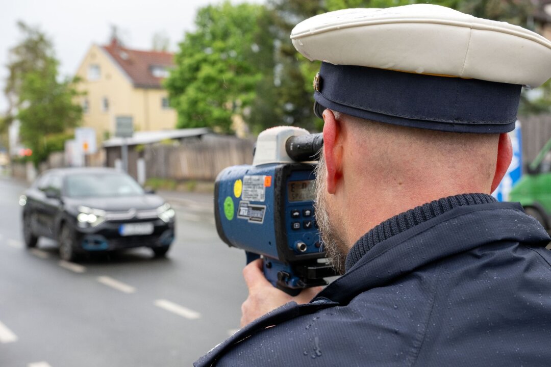 Blitzermarathon in acht Bundesländern - Ein Polizeibeamter nimmt in Nürnberg einen Verkehrsteilnehmer mit einem Messgerät ins Visier.