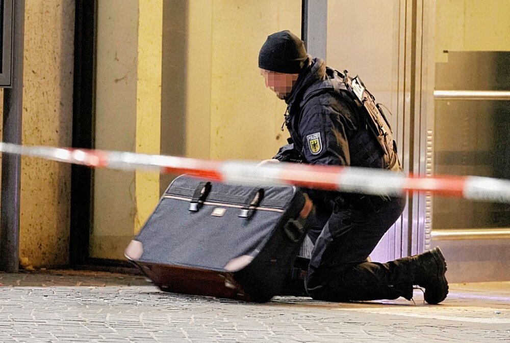 Bombenalarm am Chemnitzer Hauptbahnhof - Am Sonntagabend wurden in einem Aufzug im Chemnitzer Hauptbahnhof zwei herrenlose Gepäckstücke entdeckt. Foto: Harry Härtel