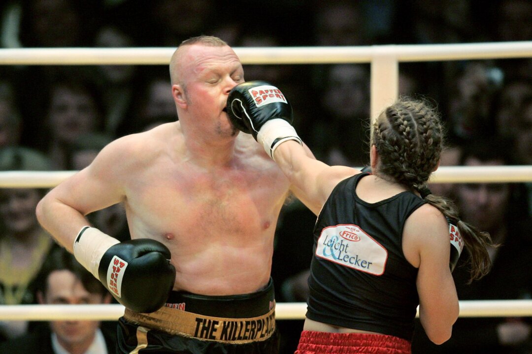 Boxkampf von Raab gegen Halmich live bei RTL  - Die ehemalige Boxweltmeisterin Regina Halmich und Fernsehmoderator Stefan Raab beim Fight 2007.