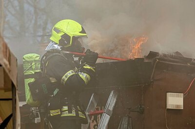 Brand in Chemnitzer Kleingartenanlage - Am Donnerstag brannte eine Laube in der Kleingartenanlage an der Frankenberger Straße. Foto: Harry Haertel