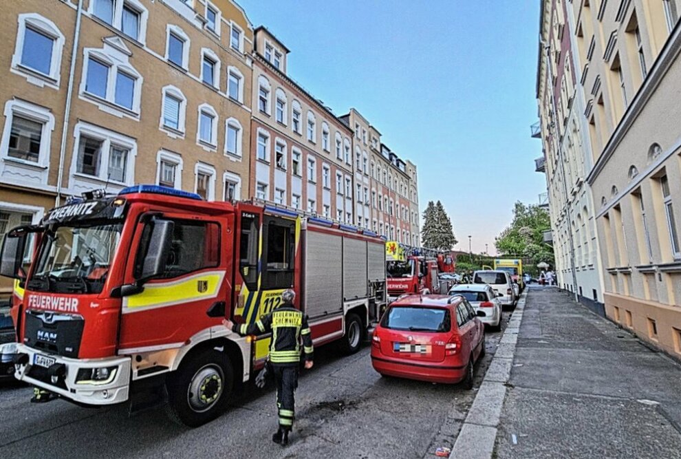 Brand in Chemnitzer Mehrfamilienhaus: Unbekannter legt Feuer - Feuer in Mehrfamilienhaus: Polizei und Feuerwehr im Einsatz. Foto: Harry Härtel