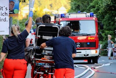 Brand in Diskothek UNI in Lichtenstein: Feuerwehrmann verletzt - In Lichtenstein ist auf der Glauchauer Straße ein Brand in einer ehemaligen Diskothek ausgebrochen. Foto: André März