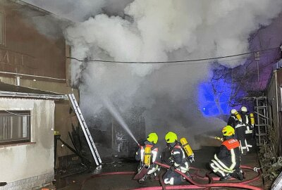 Brand in Eppendorfer Bäckerei: Brandursache ist geklärt - Im Einsatz waren 60 Feuerwehrleute. Foto: Holger Wolf/FFW Eppendorf
