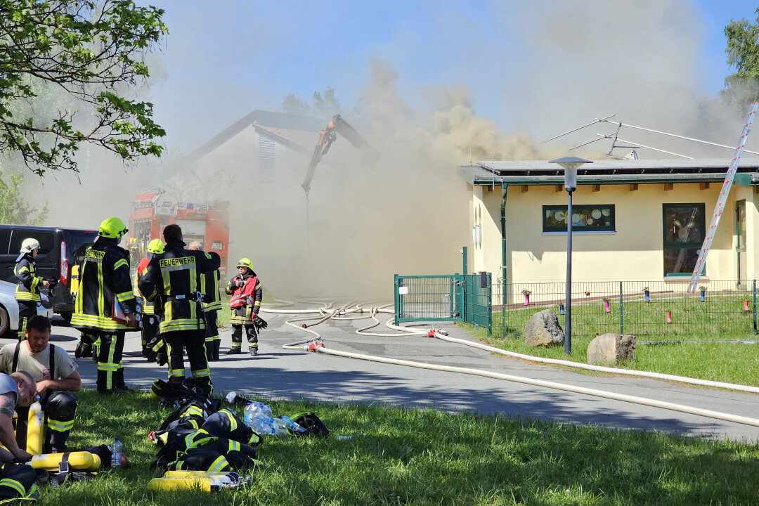 Brand in Kindertagesstätte: Schnelle Evakuierung verhindert Verletzte - Die Kita in Steinberg brennt. Foto: Mike Müller