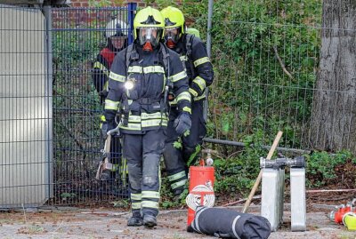 Brand in leerstehender Industriebrache in Helbersdorf -  Paul-Gruner-Strasse: Feuerwehr zum Brand gerufen. Foto: Harry Haertel