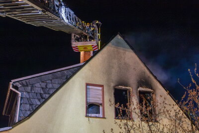Brand in Wohnhaus: Zwei Menschen mussten ins Krankenhaus - Brand in Zweifamilienhaus: Zwei Bewohner mit Rauchgasvergiftung.
