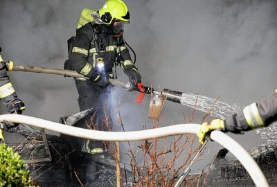 Brennende Laube in Kleingarten - Die Feuerwehr war vor Ort. Foto: Harry Härtel