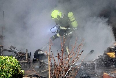Brennende Laube in Kleingarten - Die Feuerwehr war vor Ort. Foto: Harry Härtel