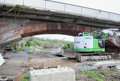 Brückenbau in Lunzenau: Behelfsbrücke über die Mulde nimmt Form an - Das ist die alte Brücke an der die Sanierungsarbeiten bald beginnen. Foto: Andrea Funke