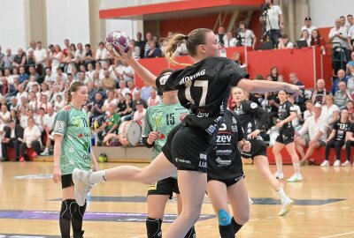 BSV-Frauen holen Derby-Sieg - Die BSV-Frauen - am ball Emma Montag - haben das Derby gegen den SV Union Halle-Neustadt gewonnen. Foto: Ramona Schwabe