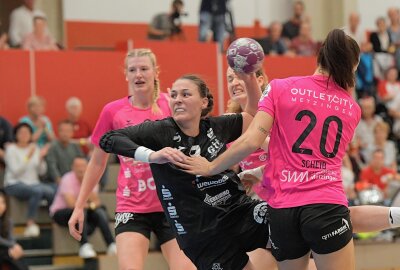 BSV-Team schlägt Metzingen - Die Handballerinnen des BSV Sachsen Zwickau - am Ball Diana Dogg Magnusdottir - haben zuhause gegen Metzingen gewonnen. Foto: Ralf Wendland