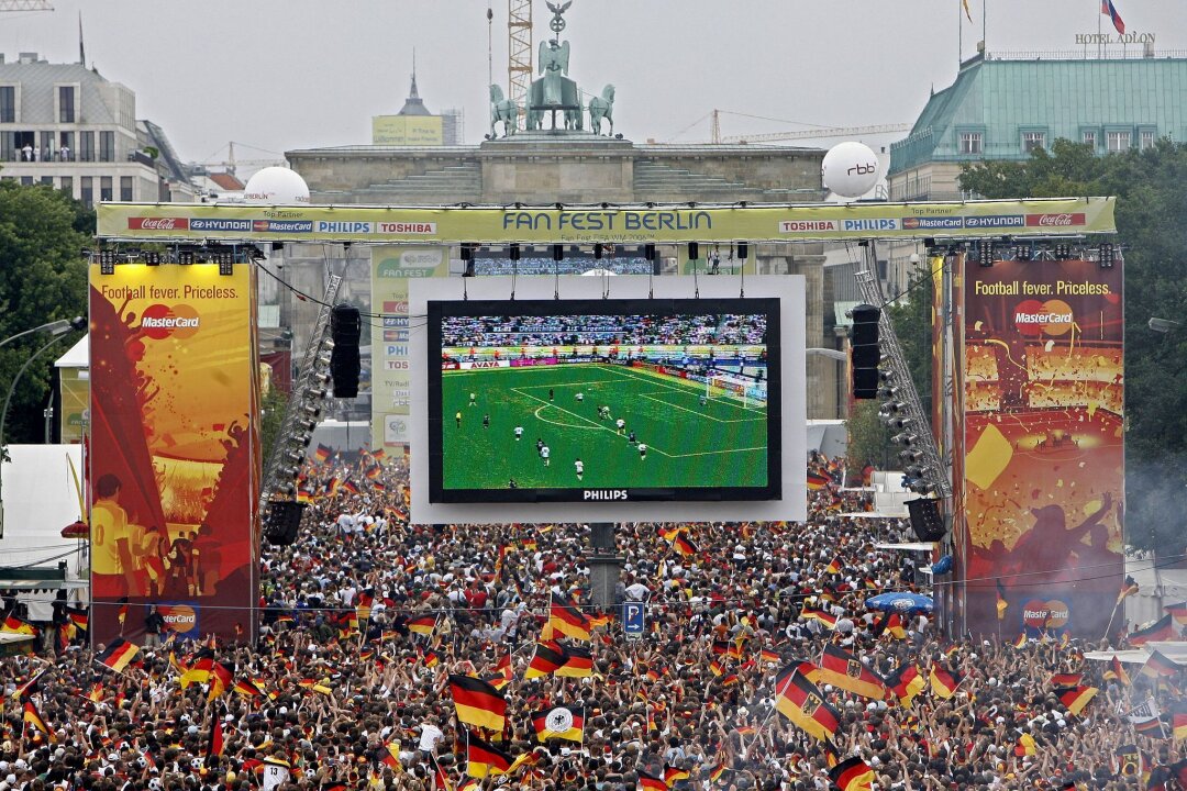 Bundesrat macht Weg für Public Viewing bei Fußball-EM frei - Tausende Zuschauer verfolgen 2006 auf der Fanmeile am Brandenburger Tor in Berlin das WM-Fußballspiel zwischen Deutschland und Argentinien.