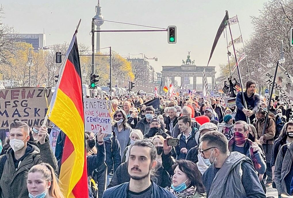 Bundesweite Beobachtung von "Querdenken" durch den Verfassungsschutz - "Querdenken"-Demo in Berlin am 21. April. Foto: Daniel Unger