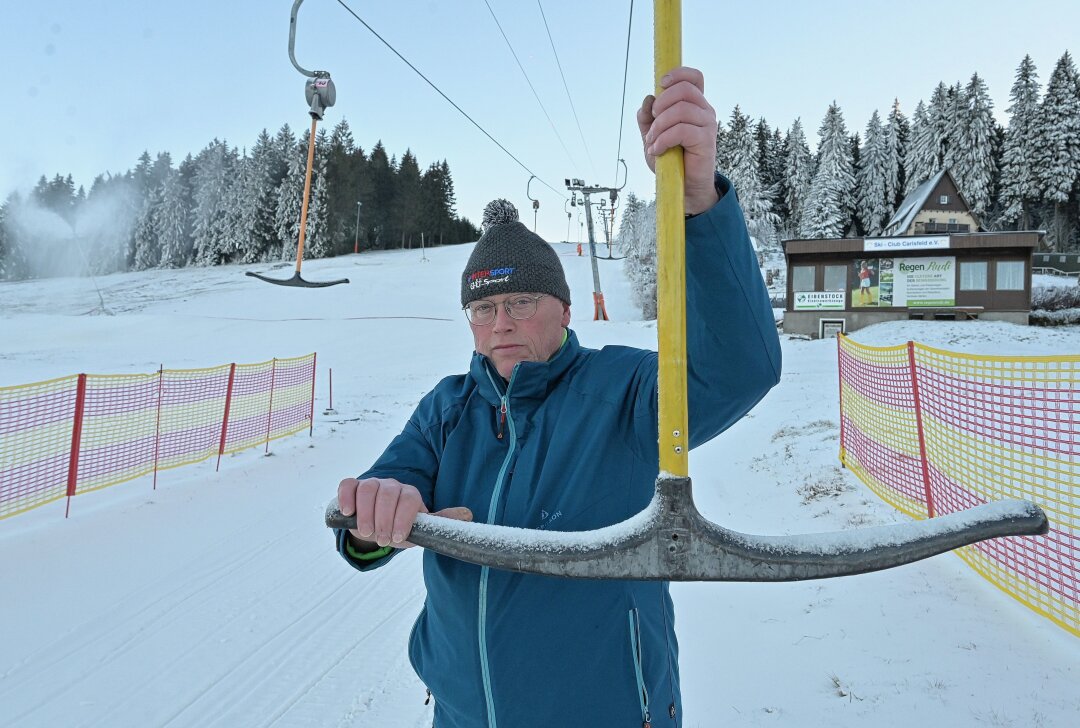 Carlsfelder Skihang öffnet am Wochenende - Christoph Beetz, Vorsitzender des Ski Club Carlsfeld, freut sich auf den Neustart am Hirschkopf. Foto: Ralf Wendland