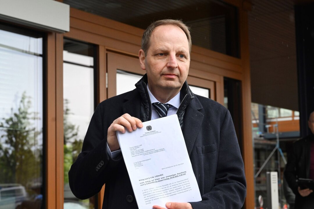 CDU-Politiker zieht gegen Klimaschutz-Reform nach Karlsruhe - Der CDU-Bundestagsabgeordnete Thomas Heilmann vor dem Bundesverfassungsgericht mit einer einstweiligen Anordnung gegen die Ampel-Reform des Klimaschutzgesetzes, die er dort eingereicht hat.