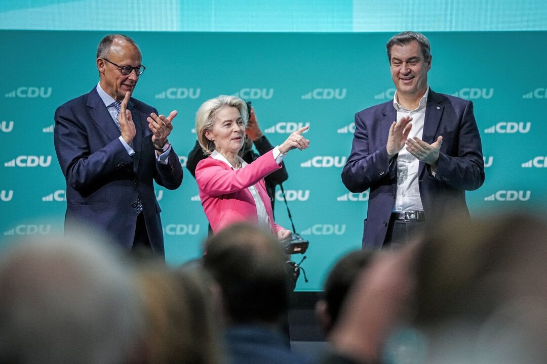 CDU und CSU starten in Schlussphase des Europawahlkampfes - CDU-Chef Friedrich Merz (l, CDU), EU-Kommissionspräsidentin Ursula von der Leyen und CSU-Chef Markus Söder stehen beim CDU-Bundesparteitag gemeinsam auf dem Podium.