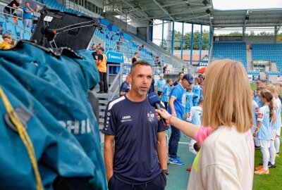 CFC startet mit Remis in die Saison - CFC-Cheftrainer Christian Tiffert wird von MDR- Sportreporterin Stefanie Müller- Spirra interviewt. Foto: Harry Härtel