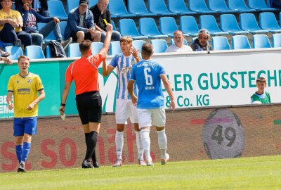 CFC startet mit Remis in die Saison - Gelbe Karte für Felix Müller. Foto: Harry Härtel